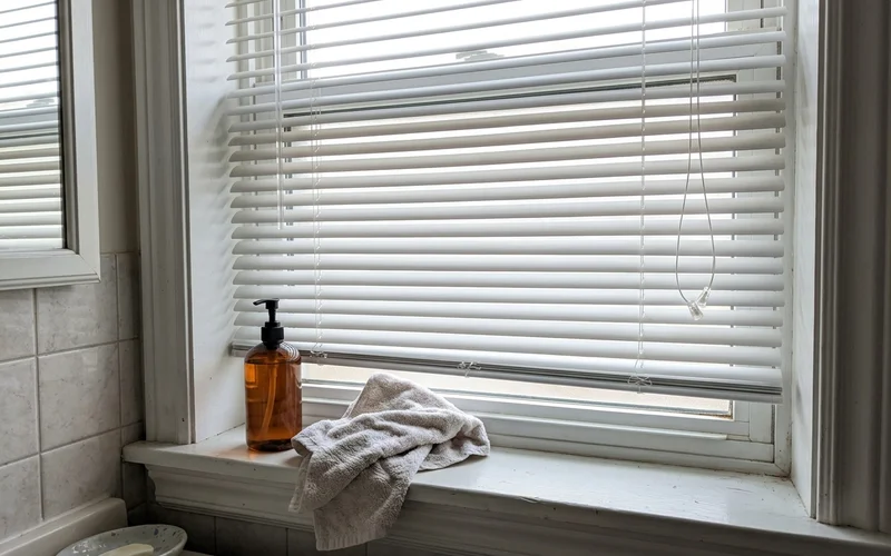 Aluminum venetian blind with a tilt wand in an Ottawa bathroom
