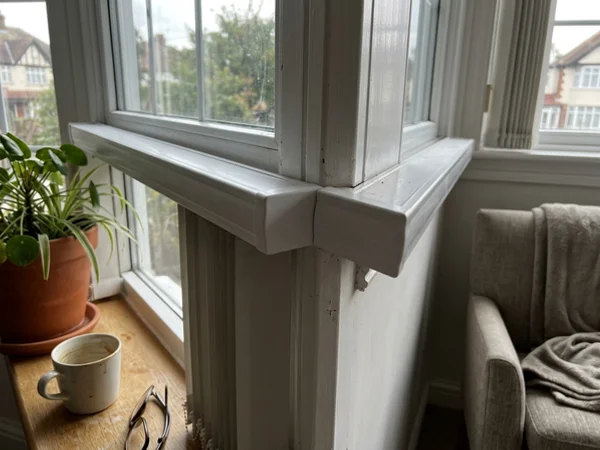 Two headrails meeting at a bay window corner with no light gap